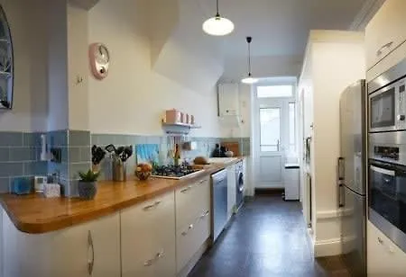 Crescent View - Panoramic Sea Views Holiday home *
